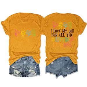 Dettagli della t-shirt gialla con grafica I Love My Job e omini stilizzati