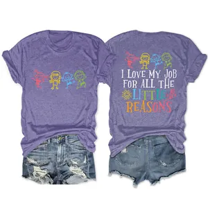 Vista dettagliata fronte e retro di t-shirt viola stampata con pantaloncini di jeans