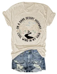 Gros plan sur l'imprimé graphique désert vintage sur t-shirt beige chiné pour femme