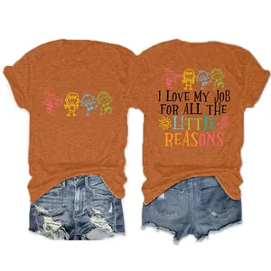 Dettaglio della t-shirt arancione per insegnanti con stampa I Love My Job e bambini