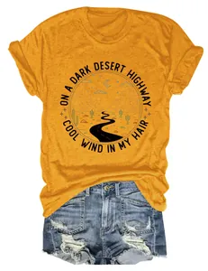 Vue détaillée d'un t-shirt jaune à col rond avec imprimé graphique vintage de désert