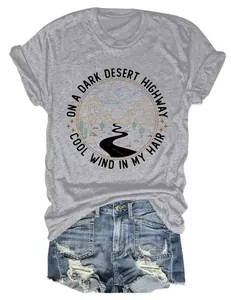 Gros plan d'un t-shirt gris à col rond pour femme avec imprimé graphique désert