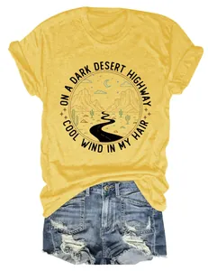 Gros plan d'un t-shirt en coton jaune avec un imprimé de paysage de désert