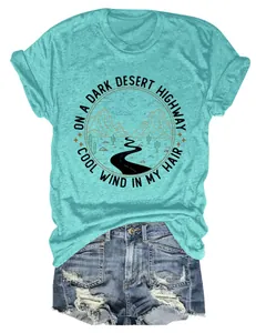 Détail du t-shirt bleu sarcelle avec graphique de désert et short en jean