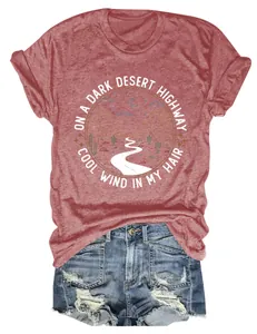 Détail du t-shirt femme terre cuite à col rond avec imprimé graphique Desert Highway