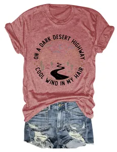 Vue détaillée d'un t-shirt vintage pour femme avec motif de route du désert