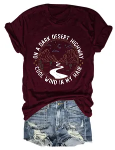 T-shirt bordeaux pour femme avec motif graphique désert 'On a Dark Desert Highway'
