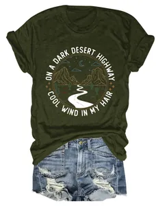 Vue détaillée d'un t-shirt graphique vert foncé desert highway avec un short en jean