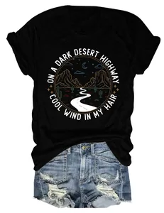 Détail du t-shirt noir pour femmes avec graphique On A Dark Desert Highway et paroles