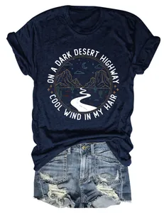 Vue détaillée d'un t-shirt bleu marine pour femme avec imprimé Dark Desert Highway