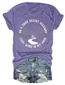 Gros plan d'un t-shirt violet pour femme avec imprimé Desert Highway et short en jean.