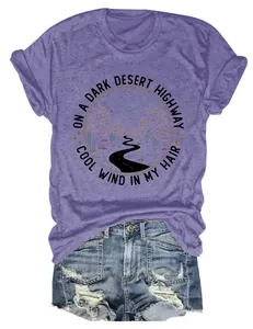 T-shirt violet femme avec motif 'Dark Desert Highway' et détail short en jean.