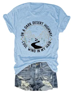Détail d'un t-shirt bleu pour femme avec motif 'Dark Desert Highway' et short en jean