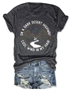 Gros plan du t-shirt gris chiné avec imprimé graphique de route du désert et short en jean.