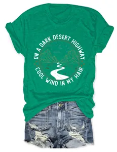 Vue détaillée d'un t-shirt graphique vert pour femme avec imprimé paysage de désert