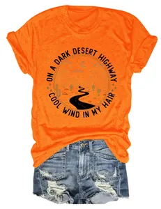 Gros plan du t-shirt orange pour femme avec imprimé désert et combo short en jean