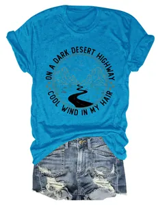 T-shirt bleu pour femme avec motif 'Dark Desert Highway' et short en jean délavé