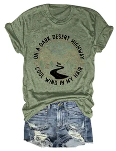 Vue détaillée t-shirt femme vert olive avec motif désert et short en jean vieilli