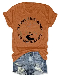 Détail du t-shirt orange pour femmes avec imprimé graphique désert