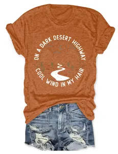 T-shirt orange pour femme avec imprimé graphique de route de désert et paroles de chanson