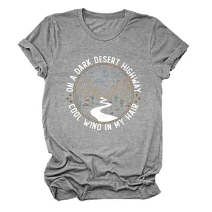 T-shirt graphique gris pour femme avec paysage de désert et paroles de chanson