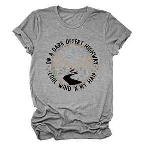 Gros plan d'un t-shirt gris avec imprimé graphique vintage de route du désert et paroles