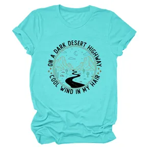 Gros plan du t-shirt turquoise pour femme avec motif de route du désert