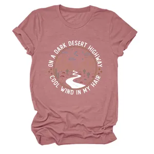 Détail d'un t-shirt rose poudré avec imprimé graphique d'autoroute dans le désert