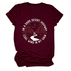 Vue détaillée de l'imprimé 'Dark Desert Highway' sur un t-shirt bordeaux doux pour femme.