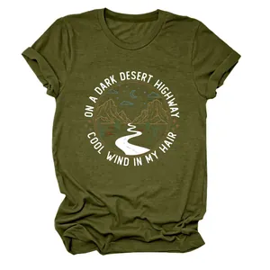Détail du t-shirt femme vert olive avec imprimé graphique vintage desert highway