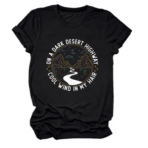 Détail du t-shirt noir pour femme avec motif de scène nocturne de désert et col rond