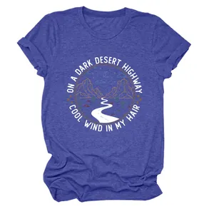 Vue détaillée de l'imprimé graphique d'autoroute du désert sur un t-shirt bleu pour femme