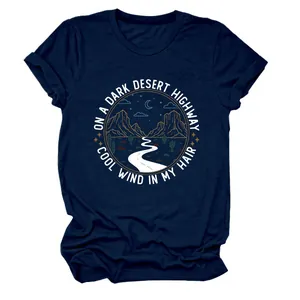 Détail du t-shirt bleu marine avec graphique de nuit du désert et paroles de chanson.
