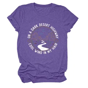 Détail d'un t-shirt violet avec un graphique d'autoroute du désert et paroles