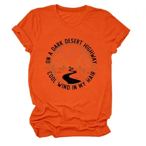 Détail d'un t-shirt orange pour femme avec imprimé graphique vintage desert highway