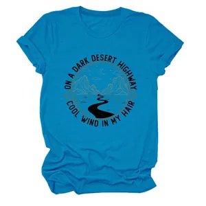 Vue détaillée de l'imprimé 'Dark Desert Highway' sur un t-shirt bleu pour femme