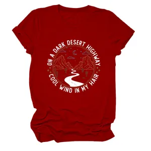 Gros plan détaillé sur le motif vintage de l'autoroute du désert sur un t-shirt rouge femme