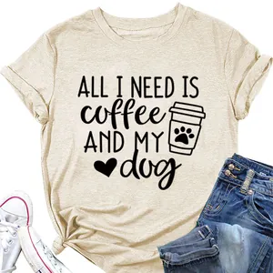 Λεπτομέρεια του τυπώματος All I Need Is Coffee and My Dog σε μπεζ καθημερινό μπλουζάκι