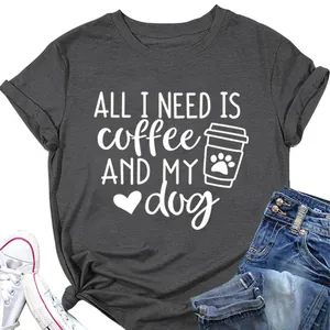 Λεπτομέρεια γκρι μπλουζάκι 'All I Need Is Coffee and My Dog' με σχέδιο κούπας και πατούσας