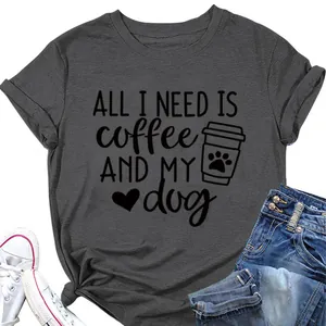 Λεπτομέρεια γκρι T-shirt με τύπωμα Coffee and Dog σύνθημα