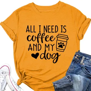 Λεπτομερής λήψη κίτρινου T-shirt με το τύπωμα 'ALL I NEED IS COFFEE AND MY DOG'