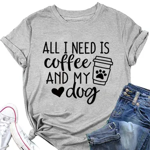 Λεπτομέρεια γκρι t-shirt με τύπωμα All I Need Is Coffee and My Dog και γραφικά