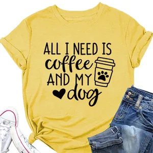 Κοντινό πλάνο του All I Need Is Coffee and My Dog σε κίτρινο βαμβακερό t-shirt