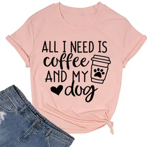 Κοντινό πλάνο ροζ casual t-shirt με σχέδιο Coffee and Dog graphic print