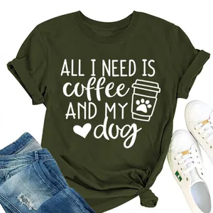 Λεπτομέρεια χακί t-shirt με λευκή στάμπα 'All I Need Is Coffee and My Dog' σε στυλ χιπ