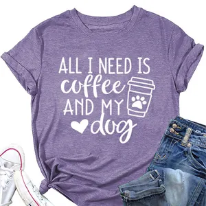 Κοντινό πλάνο με το λευκό τύπωμα 'ALL I NEED IS coffee AND MY dog' σε μοβ μπλουζάκι