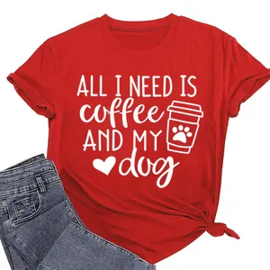 Κοντινό πλάνο της στάμπας All I Need Is Coffee and My Dog σε κόκκινο βαμβακερό μπλουζάκι