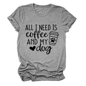 Λεπτομέρεια γκρι μπλουζάκι με στάμπα 'ALL I NEED IS COFFEE AND MY DOG' σε κοντινό πλάνο