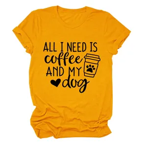 Κοντινό πλάνο της στάμπας Coffee And My Dog σε μουσταρδί casual μπλουζάκι T-shirt.
