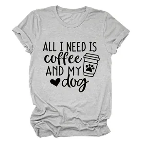 Λεπτομέρεια της στάμπας 'All I Need Is Coffee and My Dog' σε γκρι casual μπλουζάκι.